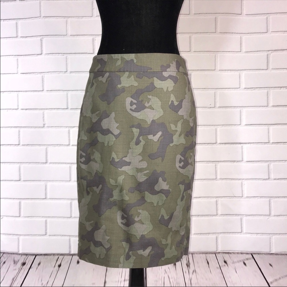 NWT Banana Republic Size 2 Camo pencil skirt